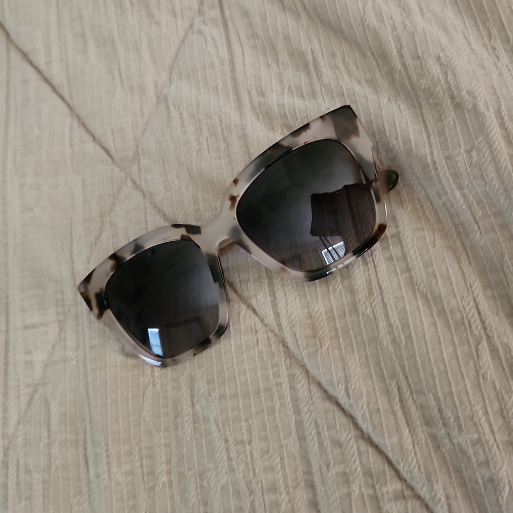 Tortoise looking DIFF Eyewear Grey Black.